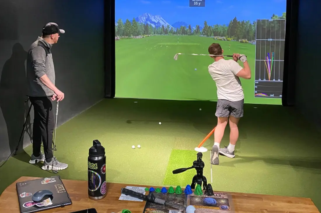 A one-on-one golf lesson at Under Par Golf